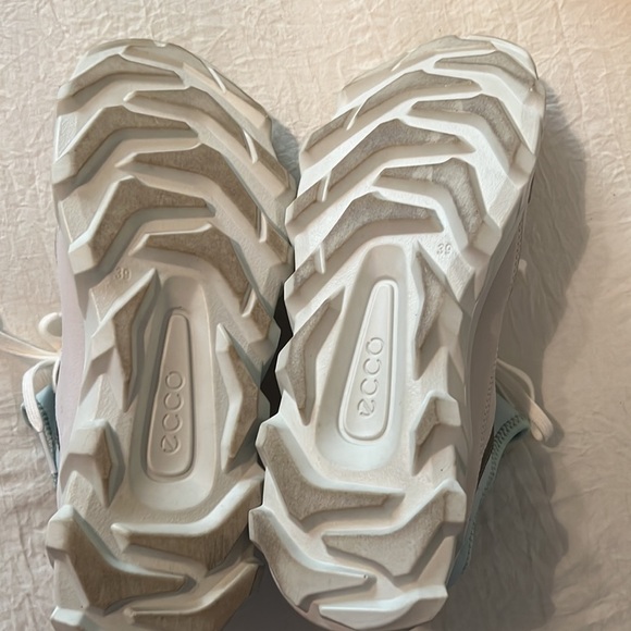 26. Ecco Fluid Form Tennis Shoes / Sneakers in Off White, Cyan, and Peach - Picture 8 of 12